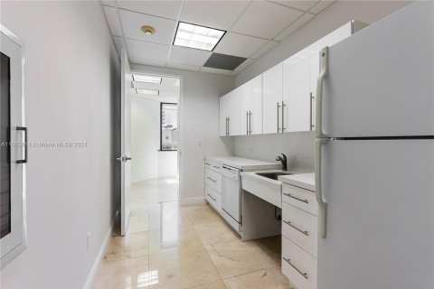 Commercial property in Miami, Florida № 1380400 - photo 22