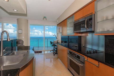 Condo in Miami Beach, Florida, 2 bedrooms  № 1380311 - photo 12