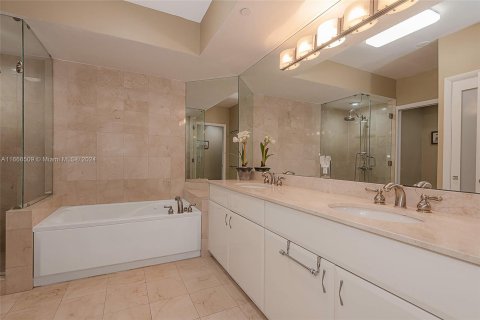 Condo in Miami Beach, Florida, 2 bedrooms  № 1380311 - photo 25