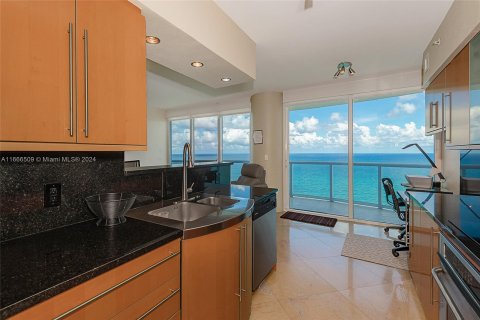 Condo in Miami Beach, Florida, 2 bedrooms  № 1380311 - photo 11