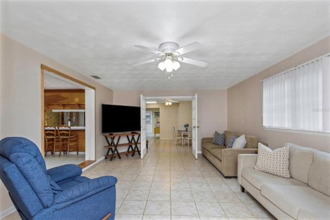 House in Tampa, Florida 5 bedrooms, 241.36 sq.m. № 1406572 - photo 20