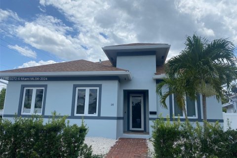 Casa en venta en Dania Beach, Florida, 3 dormitorios, 206.8 m2 № 976238 - foto 1