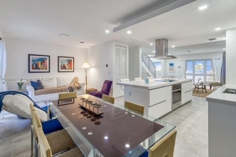 Adosado en venta en Miami, Florida, 3 dormitorios, 168.52 m2 № 1410457 - foto 3