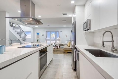 Adosado en venta en Miami, Florida, 3 dormitorios, 168.52 m2 № 1410457 - foto 5