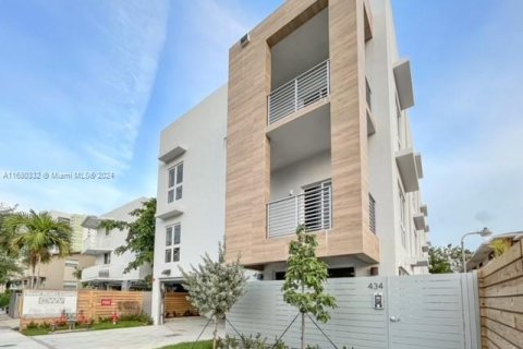 Adosado en venta en Miami, Florida, 3 dormitorios, 168.52 m2 № 1410457 - foto 1