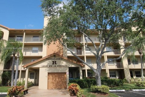 Condo in Pembroke Pines, Florida, 1 bedroom  № 1344991 - photo 9