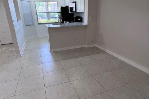 Condominio en alquiler en Pembroke Pines, Florida, 1 dormitorio, 55.93 m2 № 1344991 - foto 3