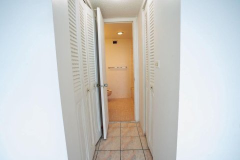 Condo in North Miami, Florida, 1 bedroom  № 1139275 - photo 29