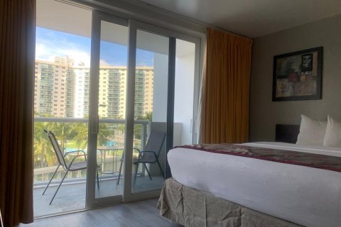 Hotel en venta en Sunny Isles Beach, Florida, 1 dormitorio, 33.44 m2 № 583489 - foto 2