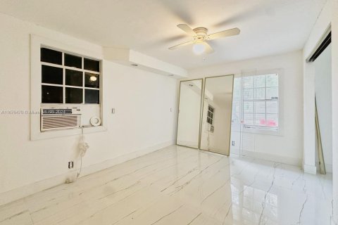 House in Miami, Florida 8 bedrooms, 159.42 sq.m. № 1404315 - photo 14