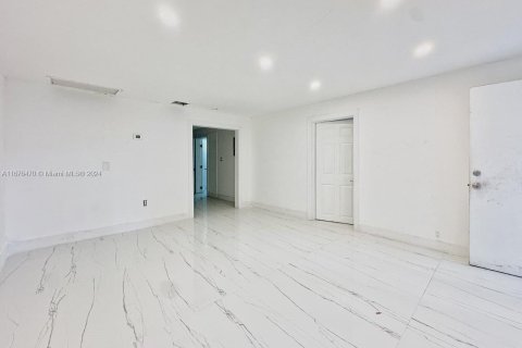 Villa ou maison à vendre à Miami, Floride: 8 chambres, 159.42 m2 № 1404315 - photo 2