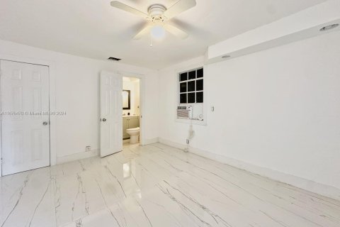 House in Miami, Florida 8 bedrooms, 159.42 sq.m. № 1404315 - photo 5