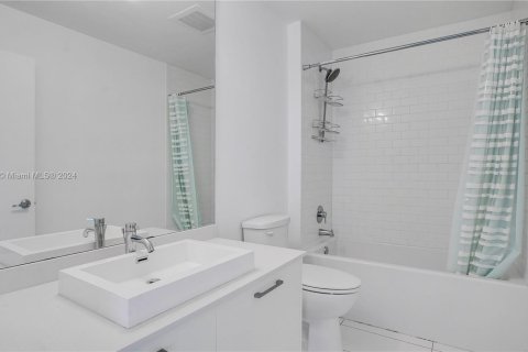 Condo in Miami, Florida, 2 bedrooms  № 1378864 - photo 16