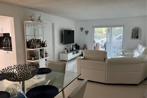 Condominio en venta en Hialeah, Florida, 3 dormitorios, 135.45 m2 № 1216359 - foto 3