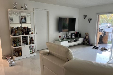 Condominio en venta en Hialeah, Florida, 3 dormitorios, 135.45 m2 № 1216359 - foto 5