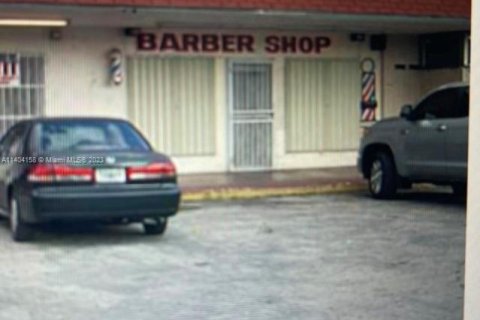 Shop in Miami Gardens, Florida № 706013 - photo 1