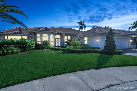 House in Weston, Florida 4 bedrooms, 389.17 sq.m. № 912078 - photo 25