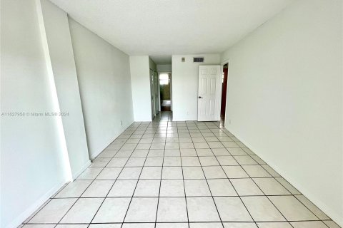 Condo in North Miami Beach, Florida, 1 bedroom  № 1282090 - photo 9