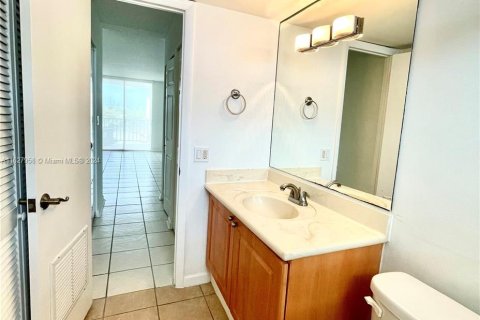 Condo in North Miami Beach, Florida, 1 bedroom  № 1282090 - photo 11