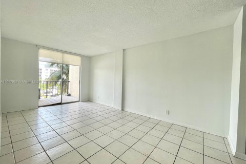 Condo in North Miami Beach, Florida, 1 bedroom  № 1282090 - photo 10