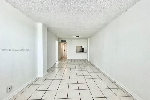 Condo in North Miami Beach, Florida, 1 bedroom  № 1282090 - photo 17