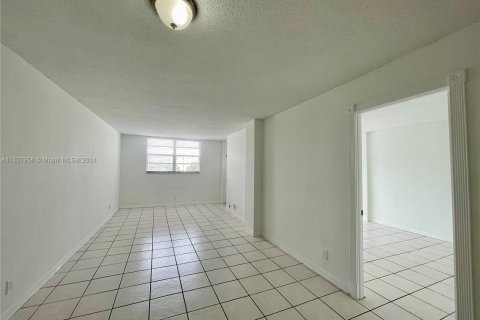 Condo in North Miami Beach, Florida, 1 bedroom  № 1282090 - photo 18