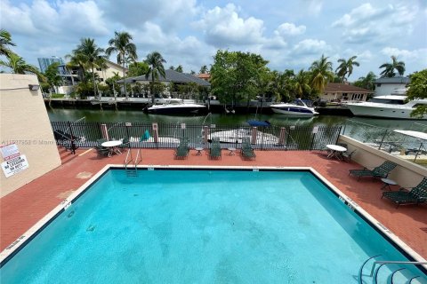 Condo in North Miami Beach, Florida, 1 bedroom  № 1282090 - photo 2