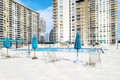 Condominio en venta en Sunny Isles Beach, Florida, 2 dormitorios, 119.47 m2 № 888231 - foto 16