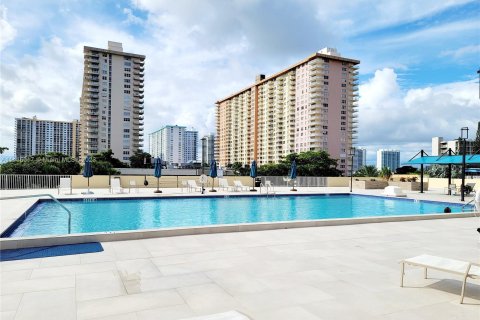 Condominio en venta en Sunny Isles Beach, Florida, 2 dormitorios, 119.47 m2 № 888231 - foto 15