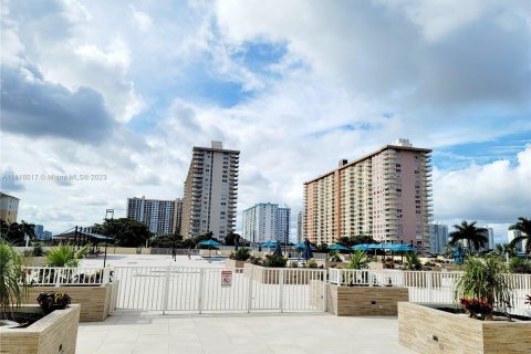 Condominio en venta en Sunny Isles Beach, Florida, 2 dormitorios, 119.47 m2 № 888231 - foto 13