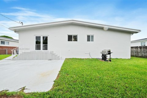 House in Miami, Florida 4 bedrooms, 194.54 sq.m. № 1427952 - photo 26