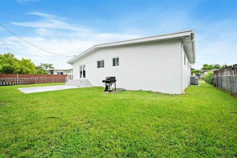 House in Miami, Florida 4 bedrooms, 194.54 sq.m. № 1427952 - photo 30