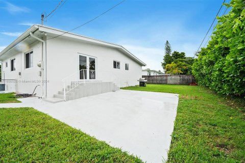 House in Miami, Florida 4 bedrooms, 194.54 sq.m. № 1427952 - photo 28