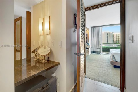 Condo in Miami Beach, Florida, 1 bedroom  № 880111 - photo 27