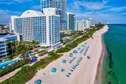 Condo in Miami Beach, Florida, 1 bedroom  № 880111 - photo 1