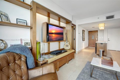 Condo in Miami Beach, Florida, 1 bedroom  № 880111 - photo 17