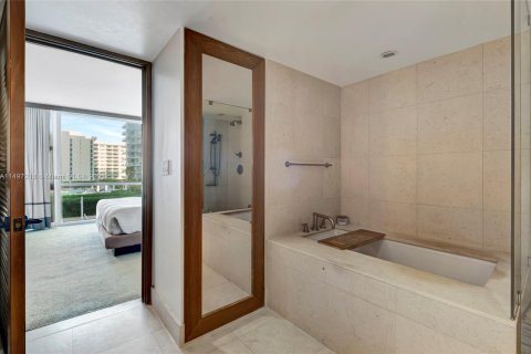 Condo in Miami Beach, Florida, 1 bedroom  № 880111 - photo 26