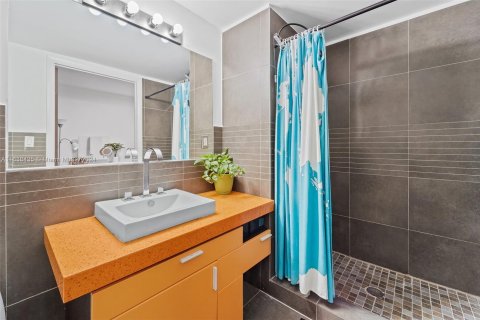 Condo in Miami Beach, Florida, 1 bedroom  № 1310656 - photo 12