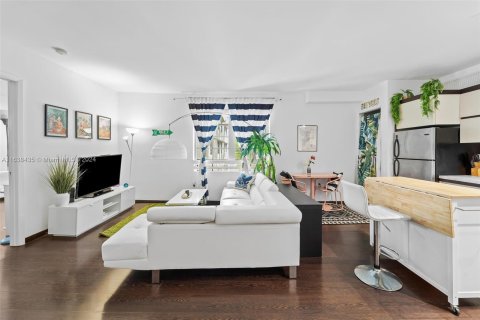 Condo in Miami Beach, Florida, 1 bedroom  № 1310656 - photo 2