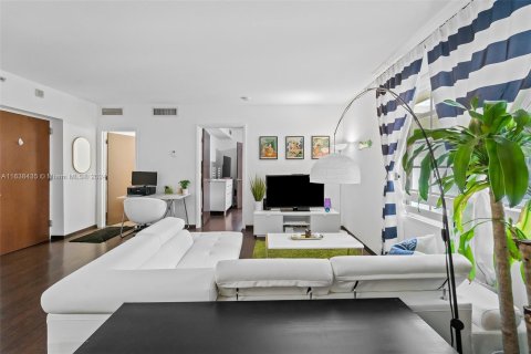 Condo in Miami Beach, Florida, 1 bedroom  № 1310656 - photo 6