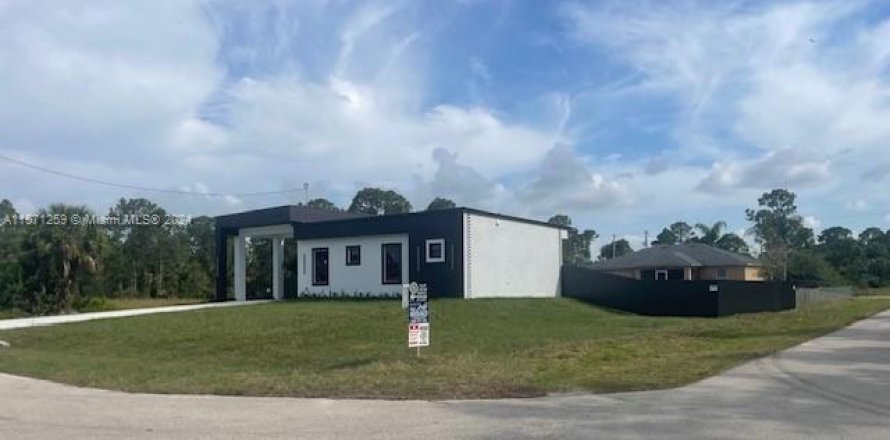 House in Lehigh Acres, Florida 4 bedrooms № 1127277