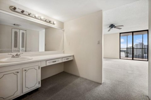 Condo in Aventura, Florida, 1 bedroom  № 1318990 - photo 14