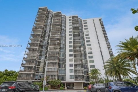 Condo in Aventura, Florida, 1 bedroom  № 1318990 - photo 1