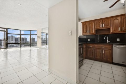 Condo in Aventura, Florida, 1 bedroom  № 1318990 - photo 11