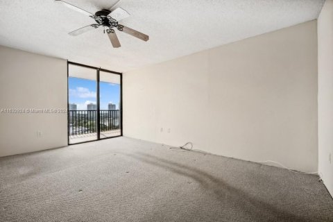 Condo in Aventura, Florida, 1 bedroom  № 1318990 - photo 13