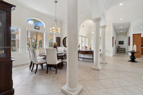 House in Miami, Florida 7 bedrooms, 721.48 sq.m. № 1145387 - photo 7