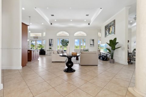 House in Miami, Florida 7 bedrooms, 721.48 sq.m. № 1145387 - photo 5