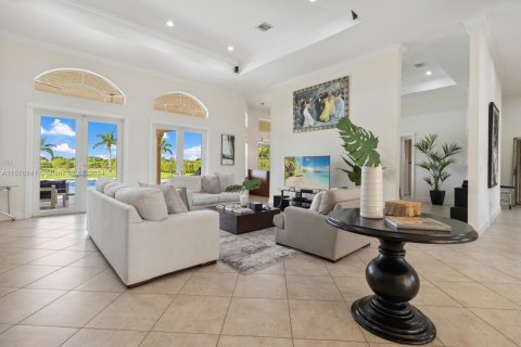 House in Miami, Florida 7 bedrooms, 721.48 sq.m. № 1145387 - photo 6