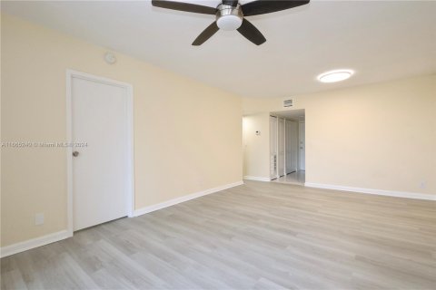 Copropriété à vendre à Lauderdale Lakes, Floride: 2 chambres, 80.36 m2 № 1377469 - photo 1