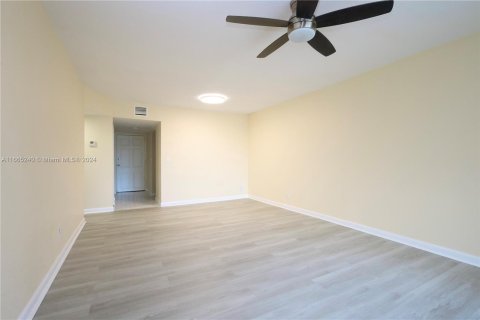 Condo in Lauderdale Lakes, Florida, 2 bedrooms  № 1377469 - photo 8